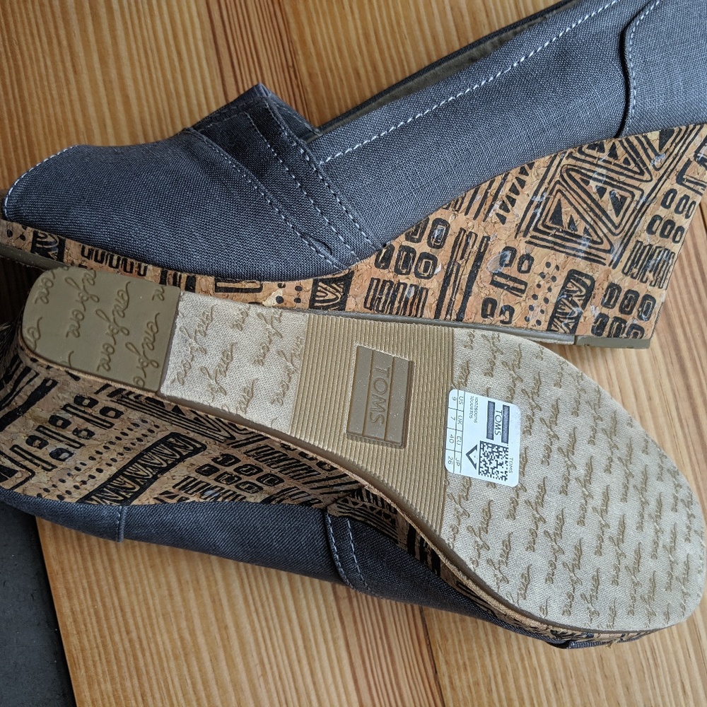 New! Toms Peep-toe Graffiti Chambray Wedge